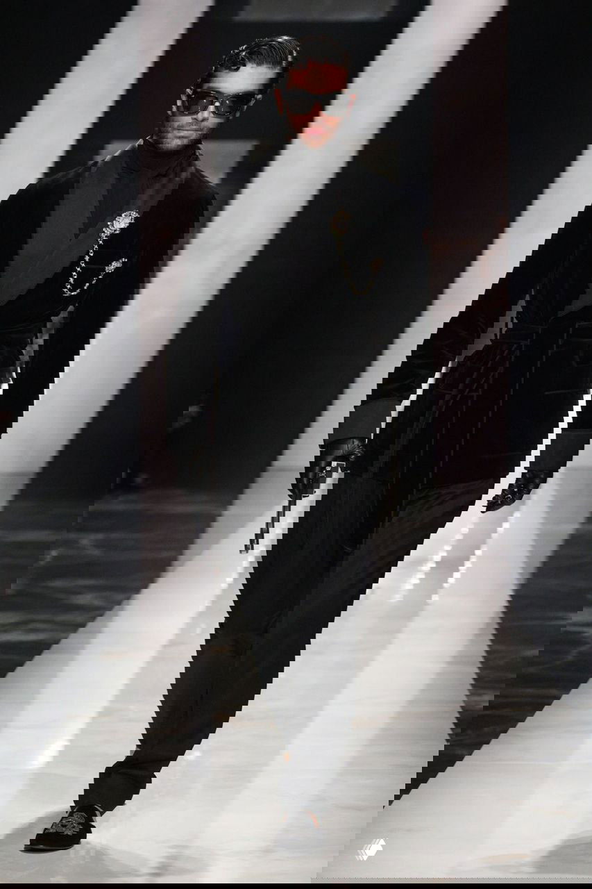 Элегантный чёрный бархатный пиджак с декоративной брошей и перчатками на подиуме Gucci в Милане — эстетический, аристократичный образ для вечера.