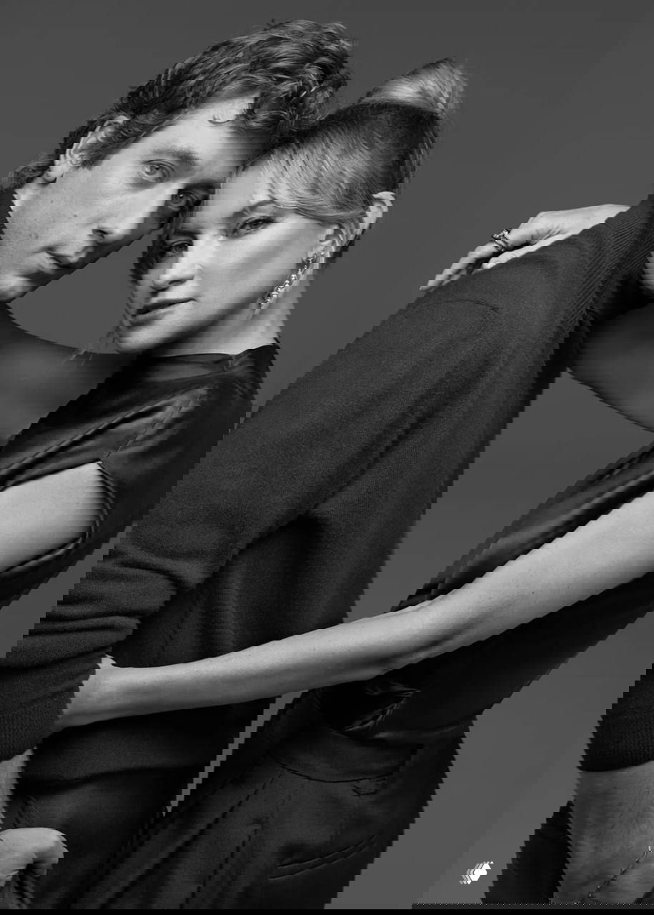 Совместный чёрно‑белый портрет Джереми Аллена Уайта и Кейт Хадсон: объятие и близость в строгой студийной съёмке на нейтральном фоне.