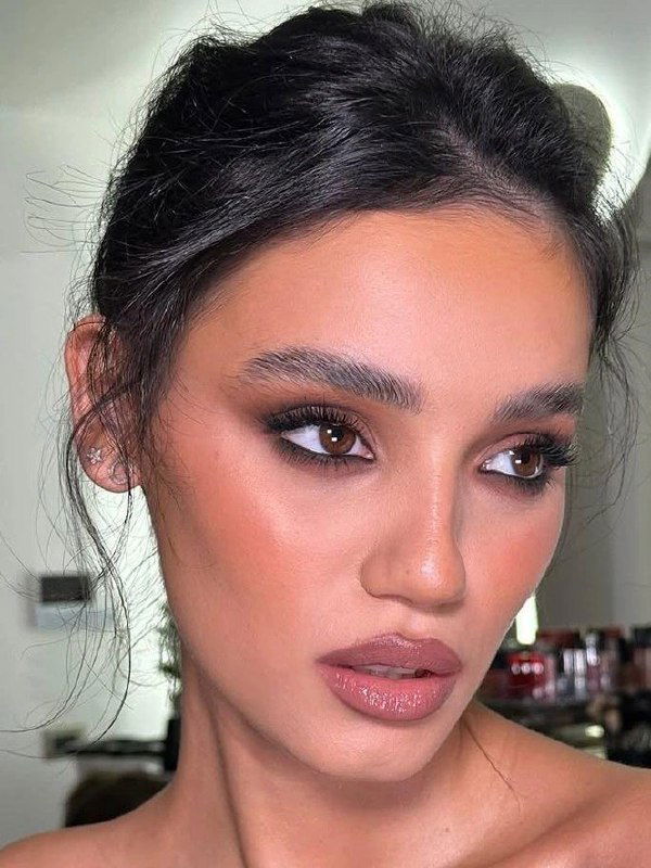 Крупный план с тёплым матовым смоки и нюдовыми губами: мягкие переходы теней, подчёркнутые ресницы и фокус на текстуре кожи