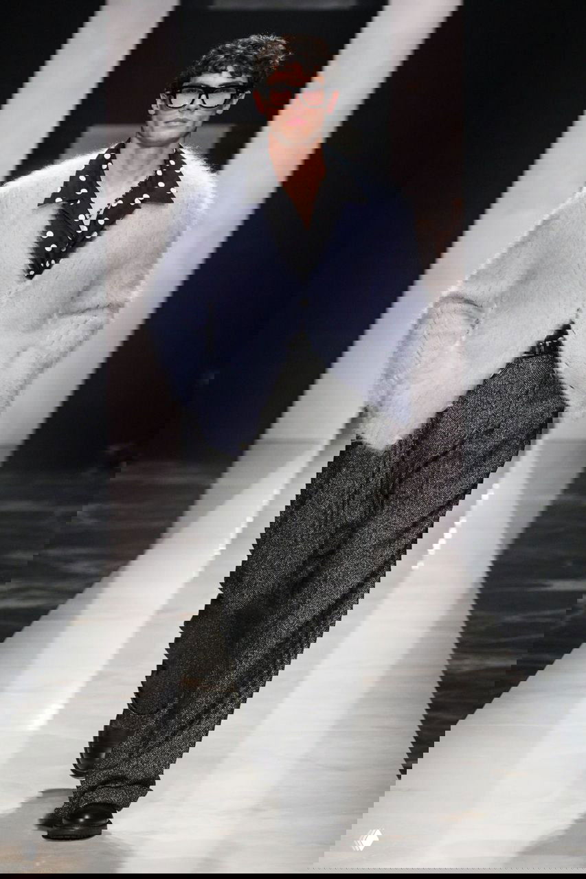 Мужская модель в светлом пушистом кардигане и рубашке в горошек на показе Gucci — нежная текстура и игривый принт в осенней коллекции.