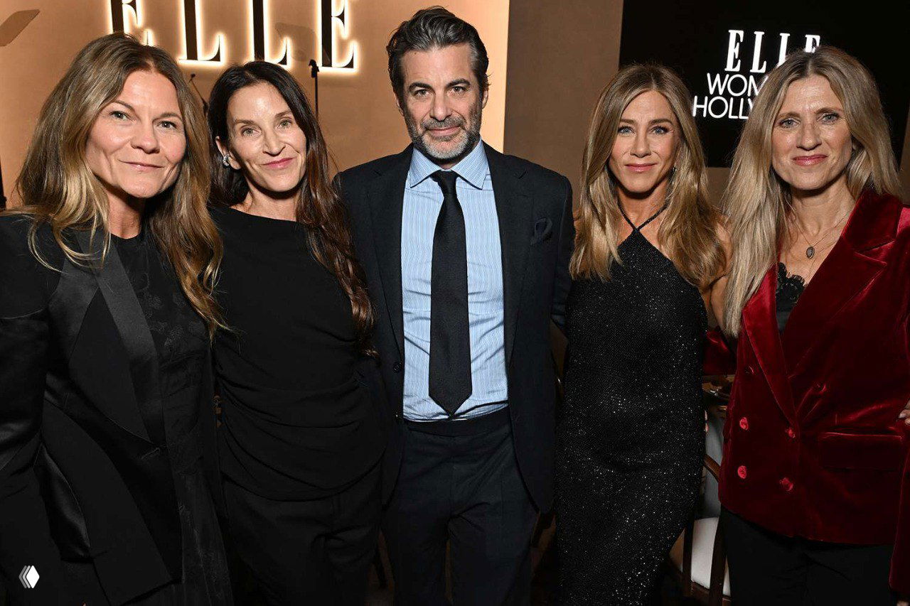 Групповая фотография: несколько женщин в вечерних нарядах и мужчина в костюме на званом мероприятии «Женщины Голливуда».