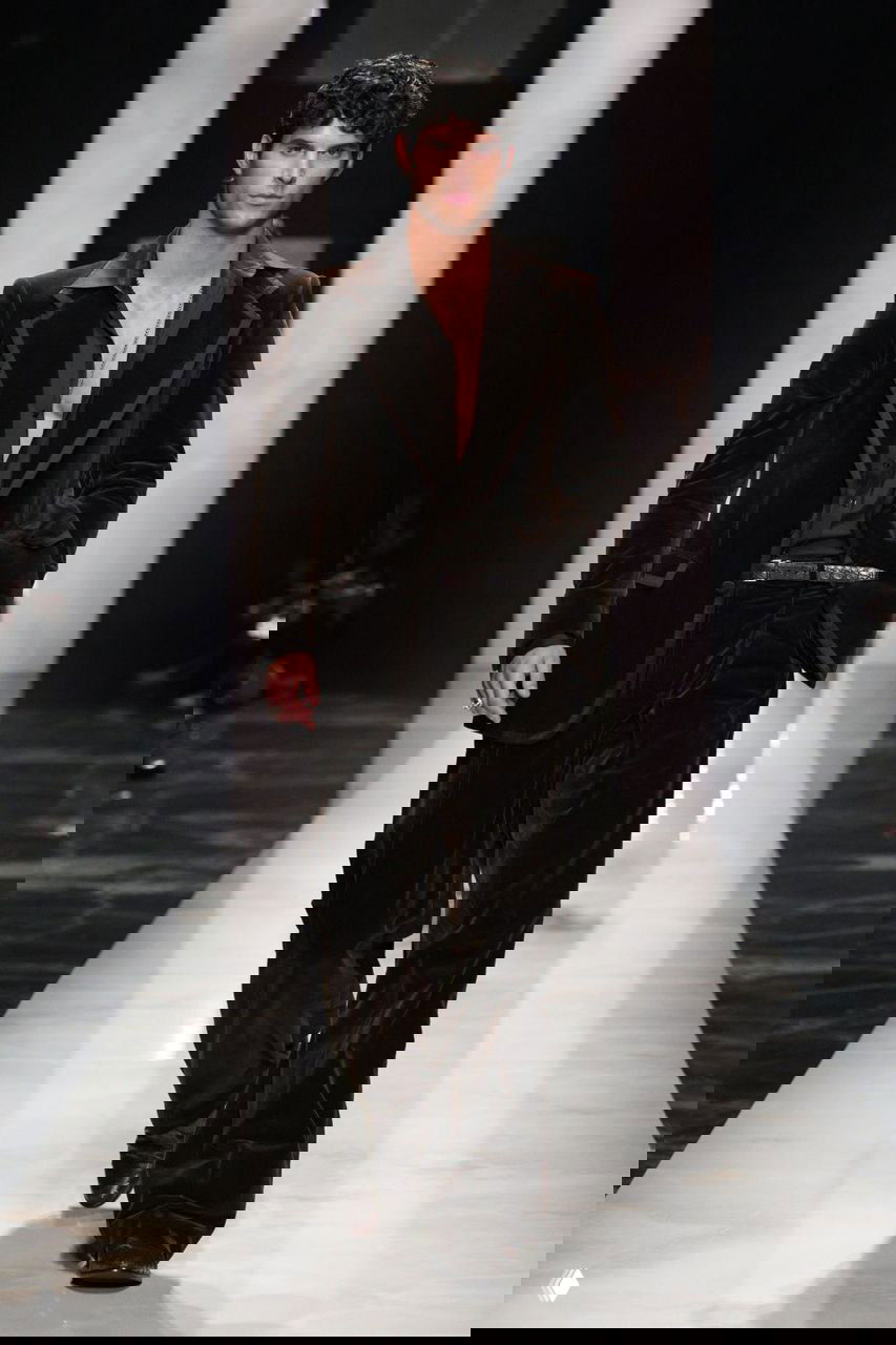 Мужской бархатный костюм глубокого шоколадного тона на подиуме Gucci в Милане — подчёркнутый силуэт и вечерняя эстетика коллекции.