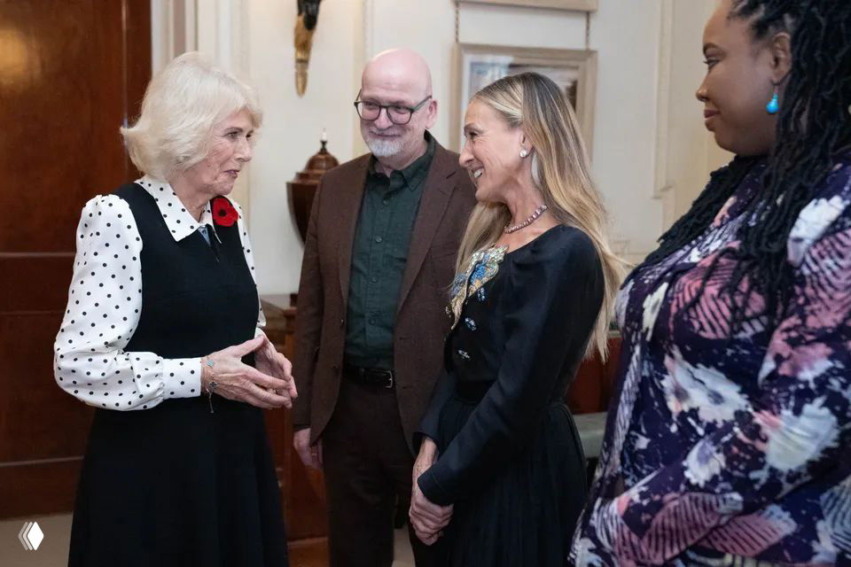 Сара Джессика Паркер беседует с королевой Камиллой и другими гостями на торжественном приёме в честь Букеровской премии в Лондоне, камерный интерьер.