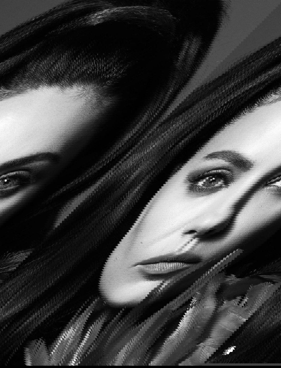 Черно‑белый студийный крупный портрет женщины с выразительным макияжем и пышной ретро‑прической, драматичный свет.