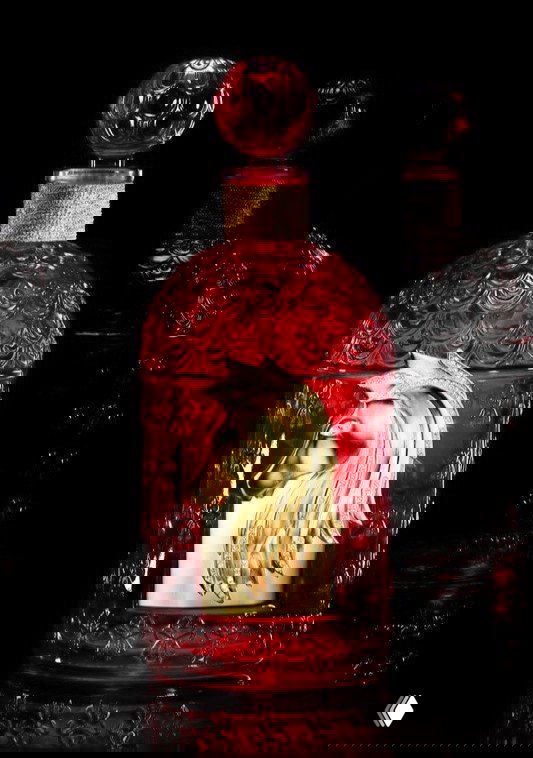 Фотография полного флакона Rouge Voluptueux: красное узорное стекло и золотая фигурка лошади от Truscelli, с кристаллами.