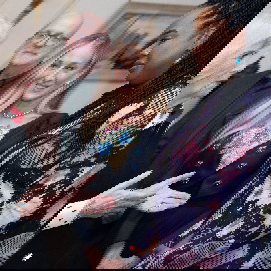 Крупный план: Сара Джессика Паркер улыбается во время беседы с королевой Камиллой и гостями на литературном приёме в Лондоне.