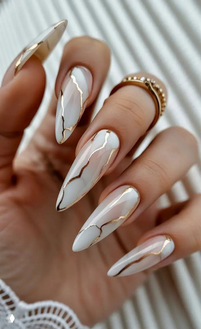 Крупный план бело‑нейтрального маникюра с тонкими неровными золотыми прожилками вдоль плоскости ногтя, благородный минимализм и глянец