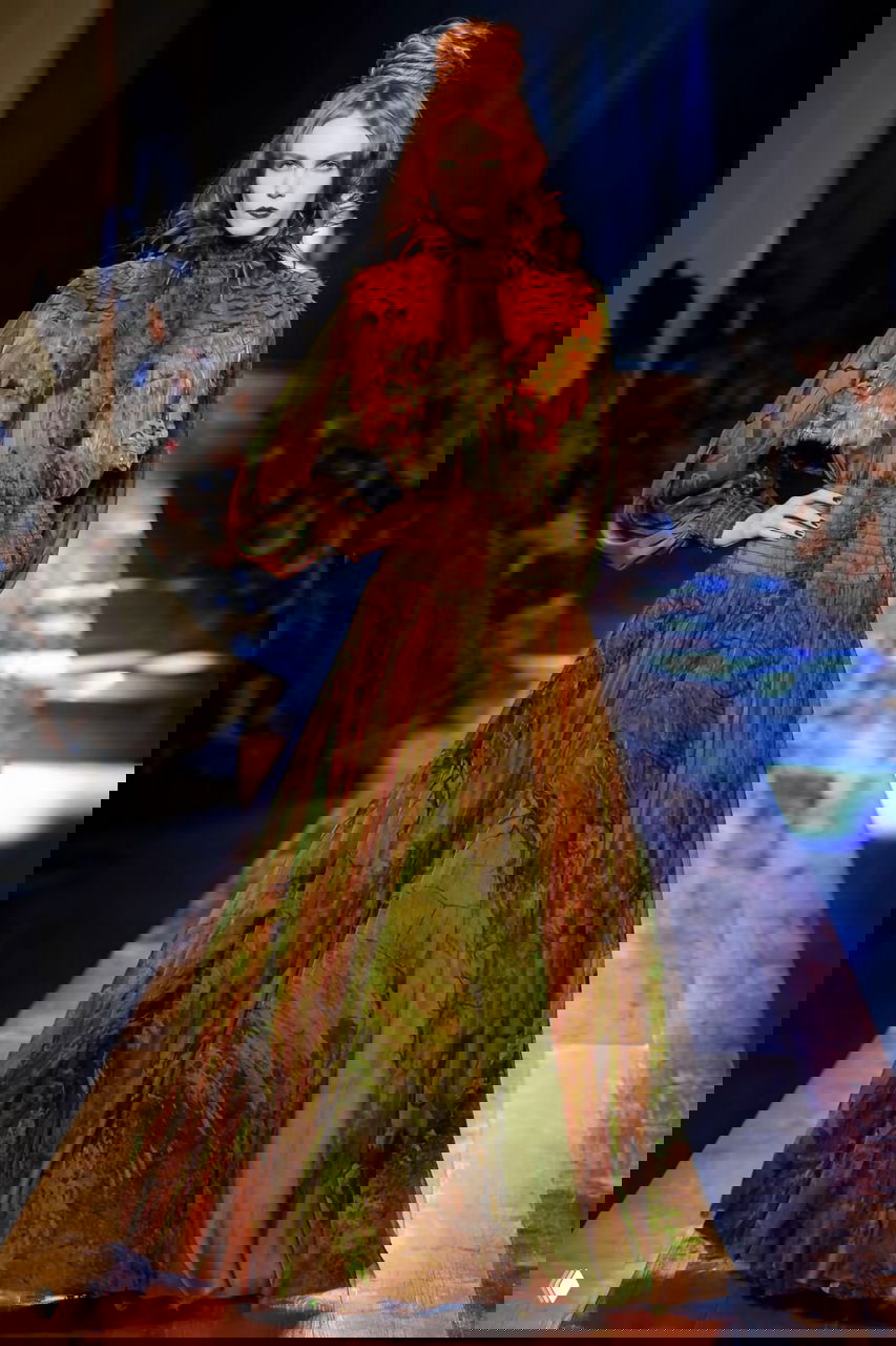 Модель в длинном платье с зелёными и оранжевыми принтами и перьевым декором — финальный образ кутюрной коллекции 2016.