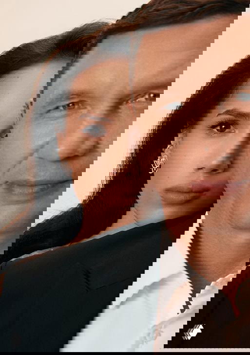 Студийный портрет Алины Загитовой и её отца Ильназа Насиховича для Marie Claire: близкий план, нейтральный фон и деловой образ у обоих.