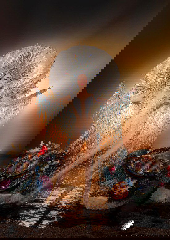 Серебристо‑белый наряд с кристаллами и декоративными элементами вокруг участницы, сцена украшена тематическими морскими пропсами и освещением.