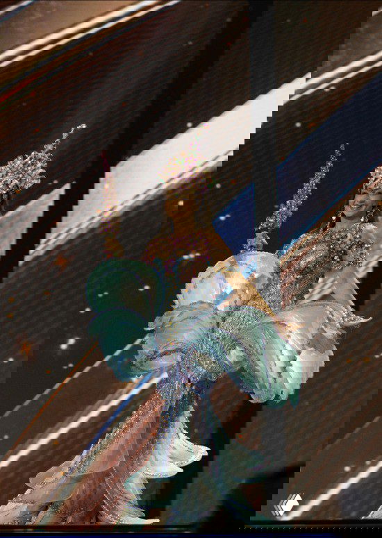 Пастельный морской костюм в стиле русалки: волнообразные юбки, блестящие аппликации и длинные бахромы, студийная фотосъёмка участницы.