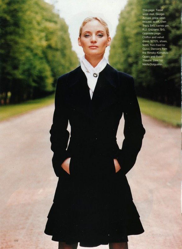 Дуэт в архивной съёмке: модель и партнёр в элегантных костюмах на городской дорожке, акцент на силуэт и фактуру одежды.