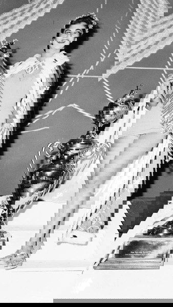 Чёрно-белая фотография первой победительницы «Мисс Вселенная» с кубком и короной — исторический кадр 1952 года в классическом образе.