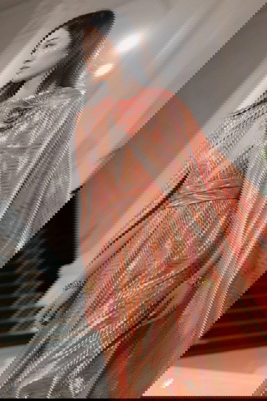 Переливающееся персиковое платье с накидкой и цветочным декором — вечерний, романтичный образ Chanel из круизной коллекции на показе в Сингапуре.