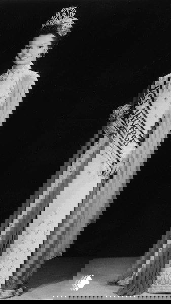 Чёрно-белый портрет победительницы в мантии и диадеме — официальное фото на церемонии с акцентом на корону и торжественный образ.