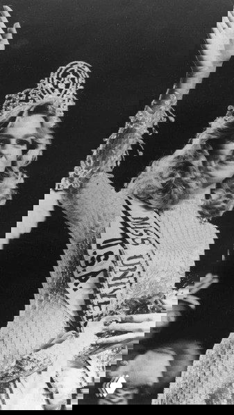 Победительница с лентой «Miss USA» и короной — чёрно-белое фото, демонстрирующее американский образ и эволюцию сценического макияжа и причёсок.