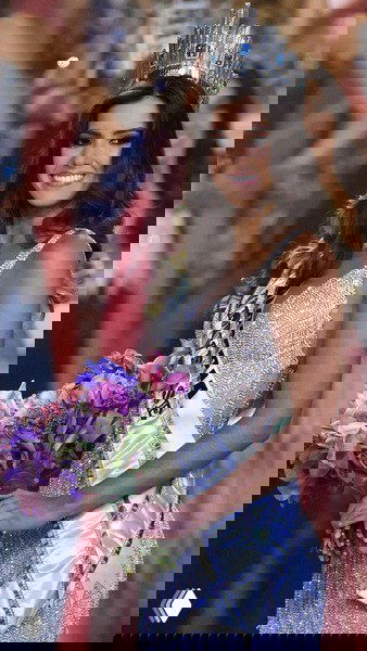 Портрет победительницы в диадеме и ленте, цветное фото — современный рекламный стиль с вниманием к деталям короны и цветочной композиции.