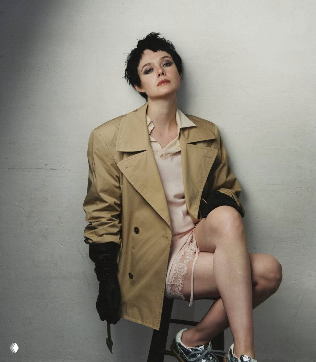 Портретная фотография женщины в тёмной короткой причёске в бежевом тренче и кружевной отделке — сочетание непринуждённости и глянцевой эстетики.