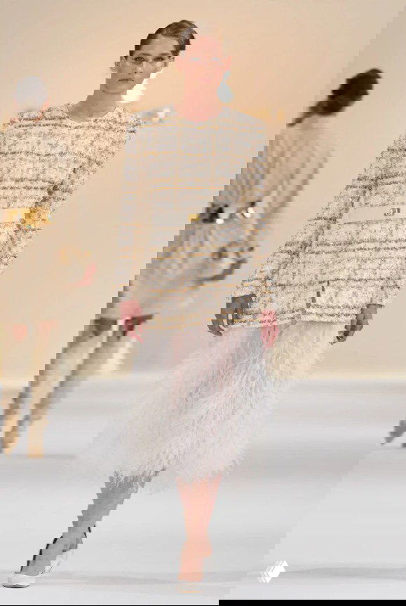 Показ: модель в оригинальном кутюрном комплекте Tamara Ralph с перьевым подолом, демонстрирующая образ, который повторила Блейк Лайвли