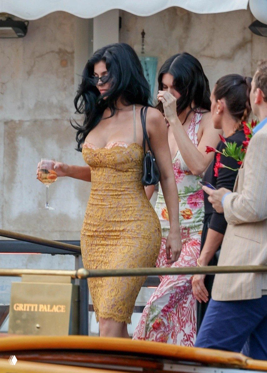 Кайли Дженнер в облегающем кружевном платье горчичного оттенка на уличном светском мероприятии, полный рост, повседневный гламур.