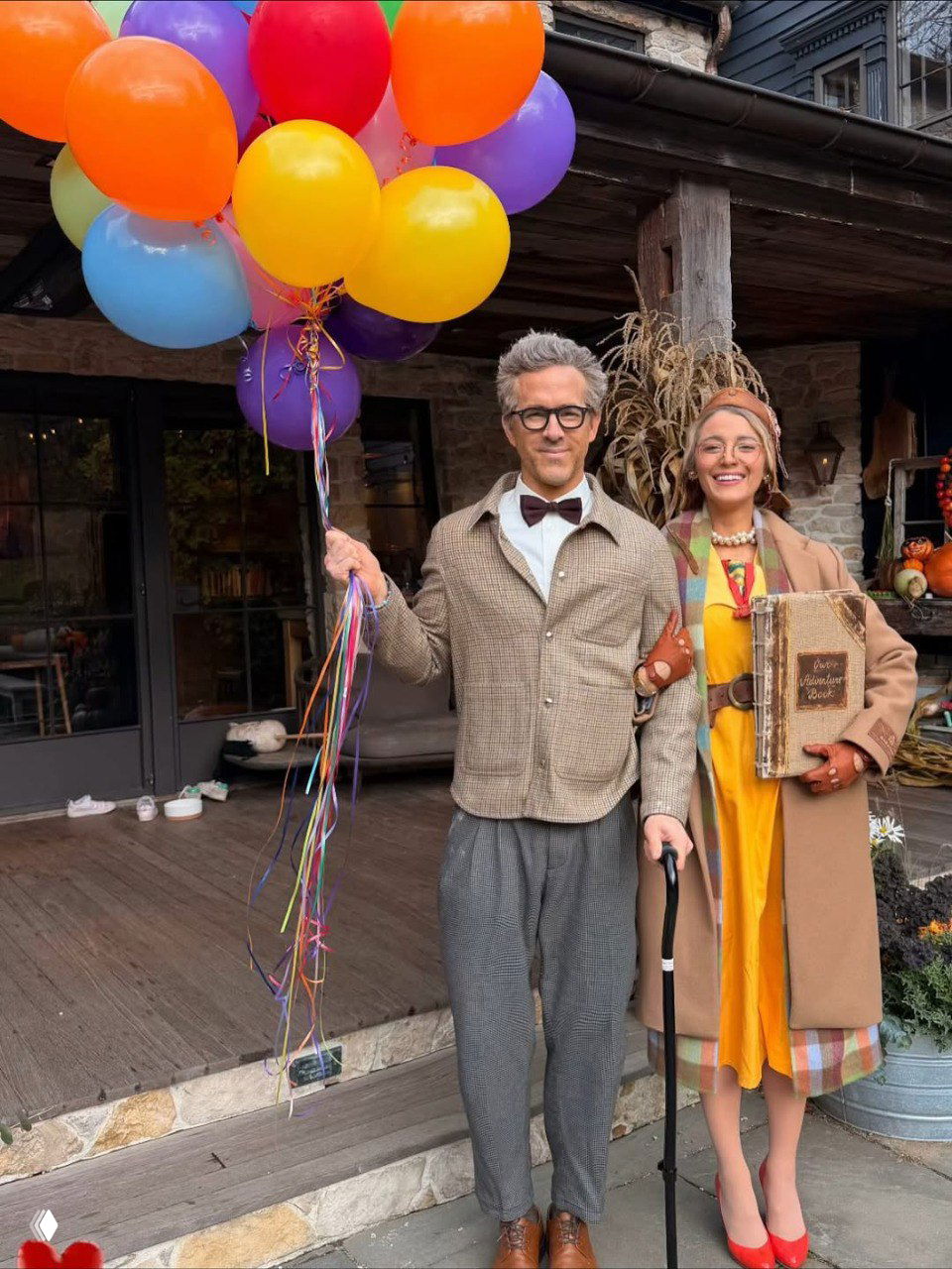 Лайвли и Рейнольдс в костюмах Карла и Элли из «Вверх!», на веранде: он с букетом разноцветных шаров, она с крупным альбомом воспоминаний.