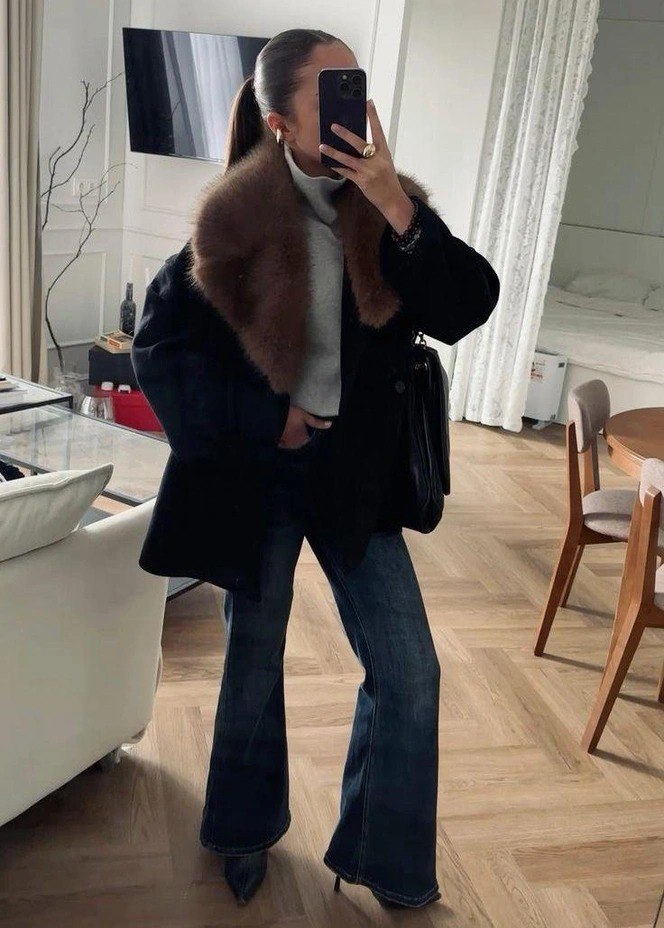 Селфи в интерьере: короткое пальто с коричневым меховым воротником, сочетание с джинсами и сумкой — повседневный вариант ношения горжетки.