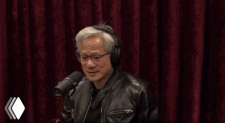 Человек в наушниках и кожаной куртке в студии подкаста говорит в микрофон — иллюстрация эпизода подкаста о почте руководства и интервью.