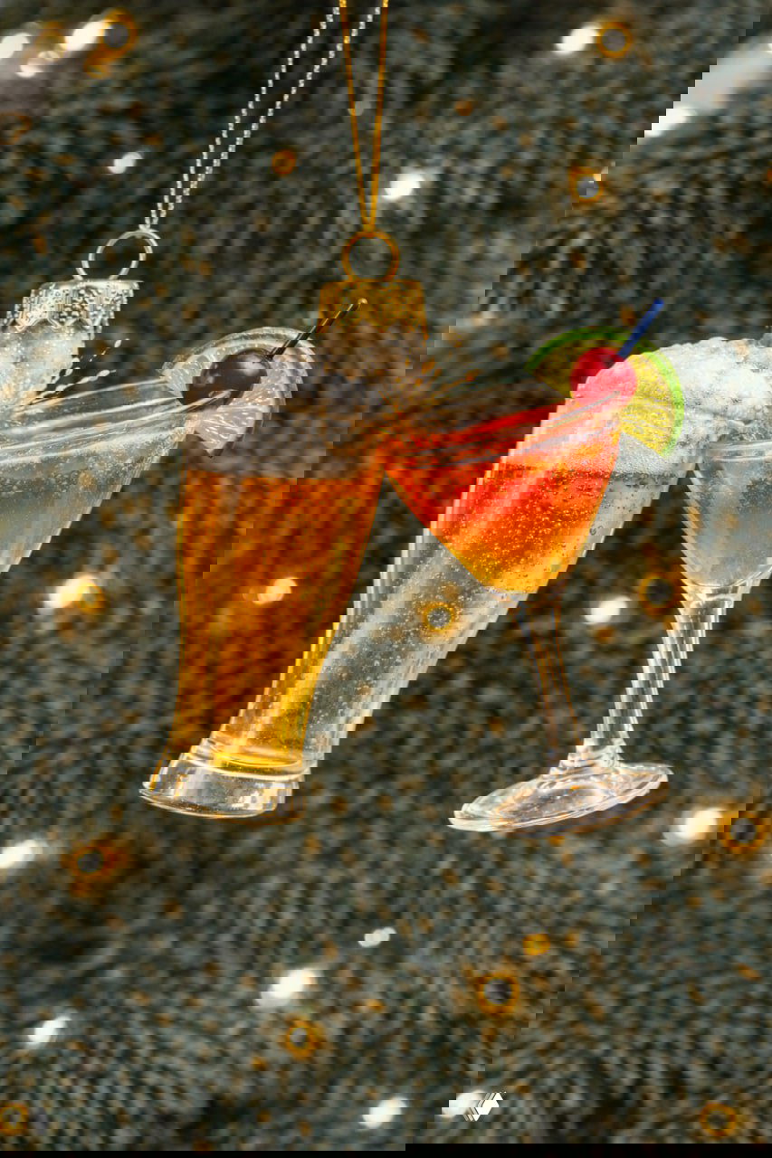 Игрушка с двумя напитками — бокалом пива и коктейлем с вишней и лаймом — символ вечеринок, коктейлей и настроения на конференциях.