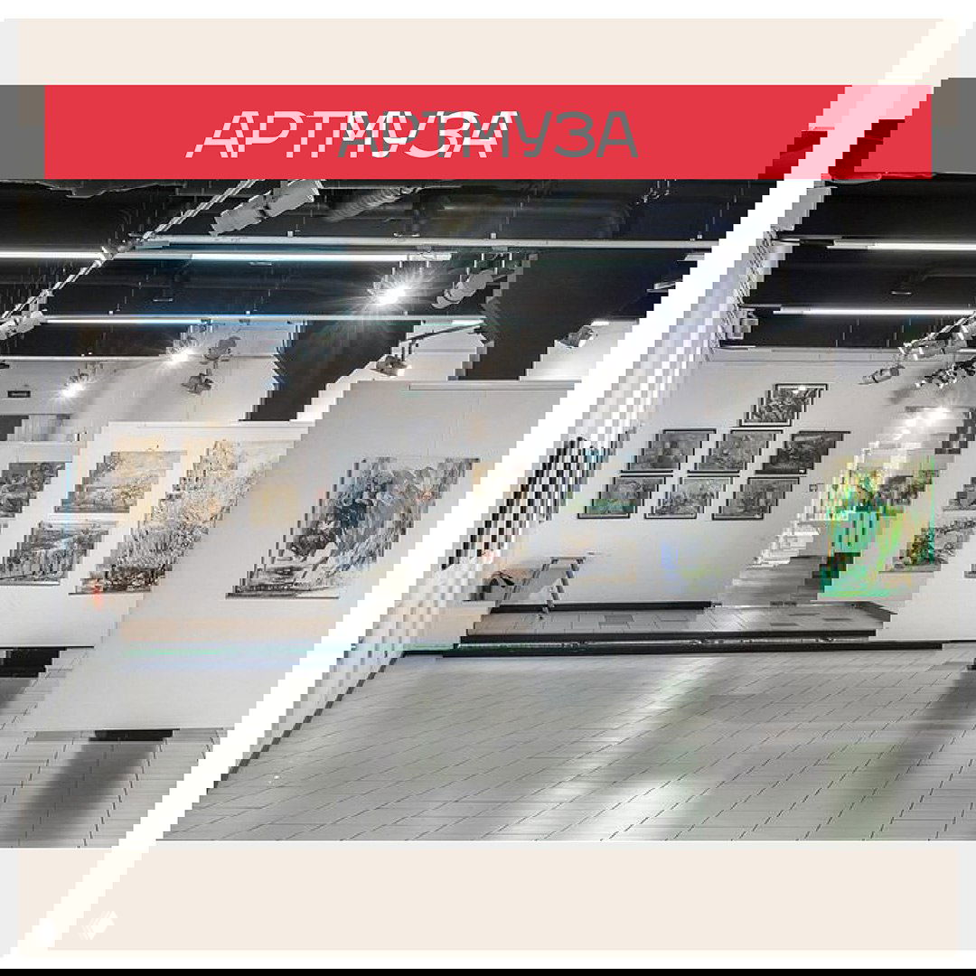 Интерьер галереи современного искусства: высокие потолки, картины на стенах, свободное пространство для выставок и мастер-классов.