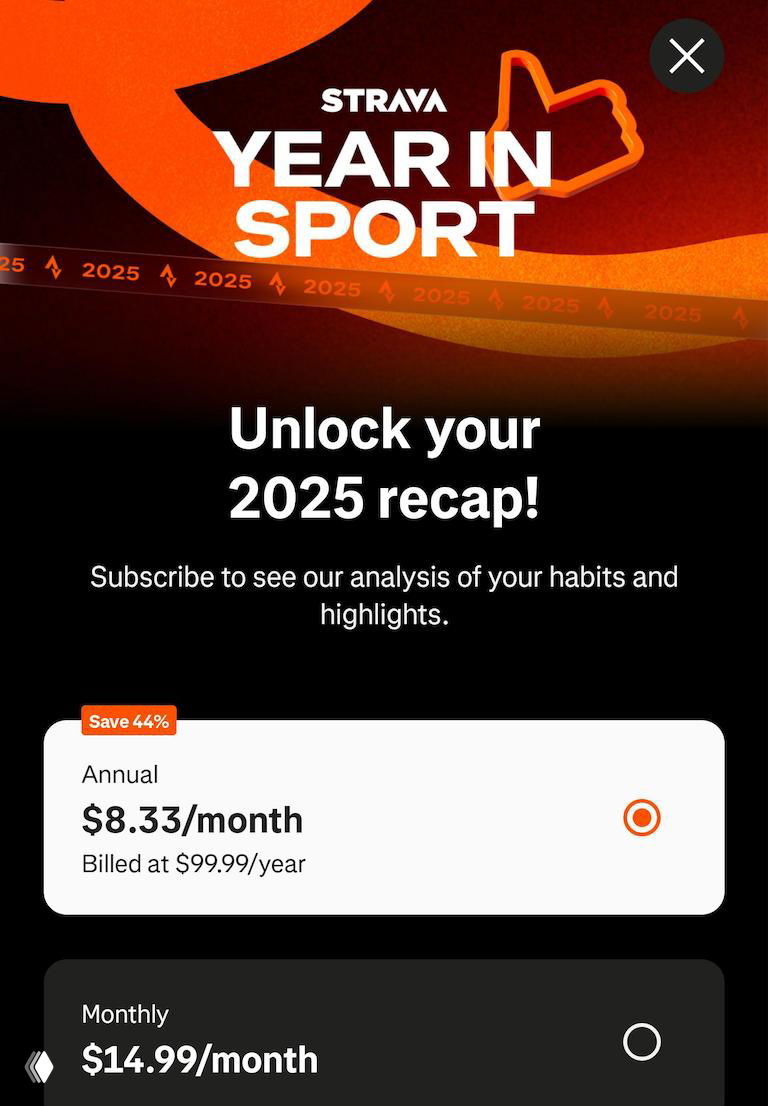 Скриншот интерфейса Strava «Year in Sport» с оранжевой брендинг‑панелью и модальным окном, предлагающим подписку за доступ к итогам года, отображены тарифы годовой и месячной подписки.