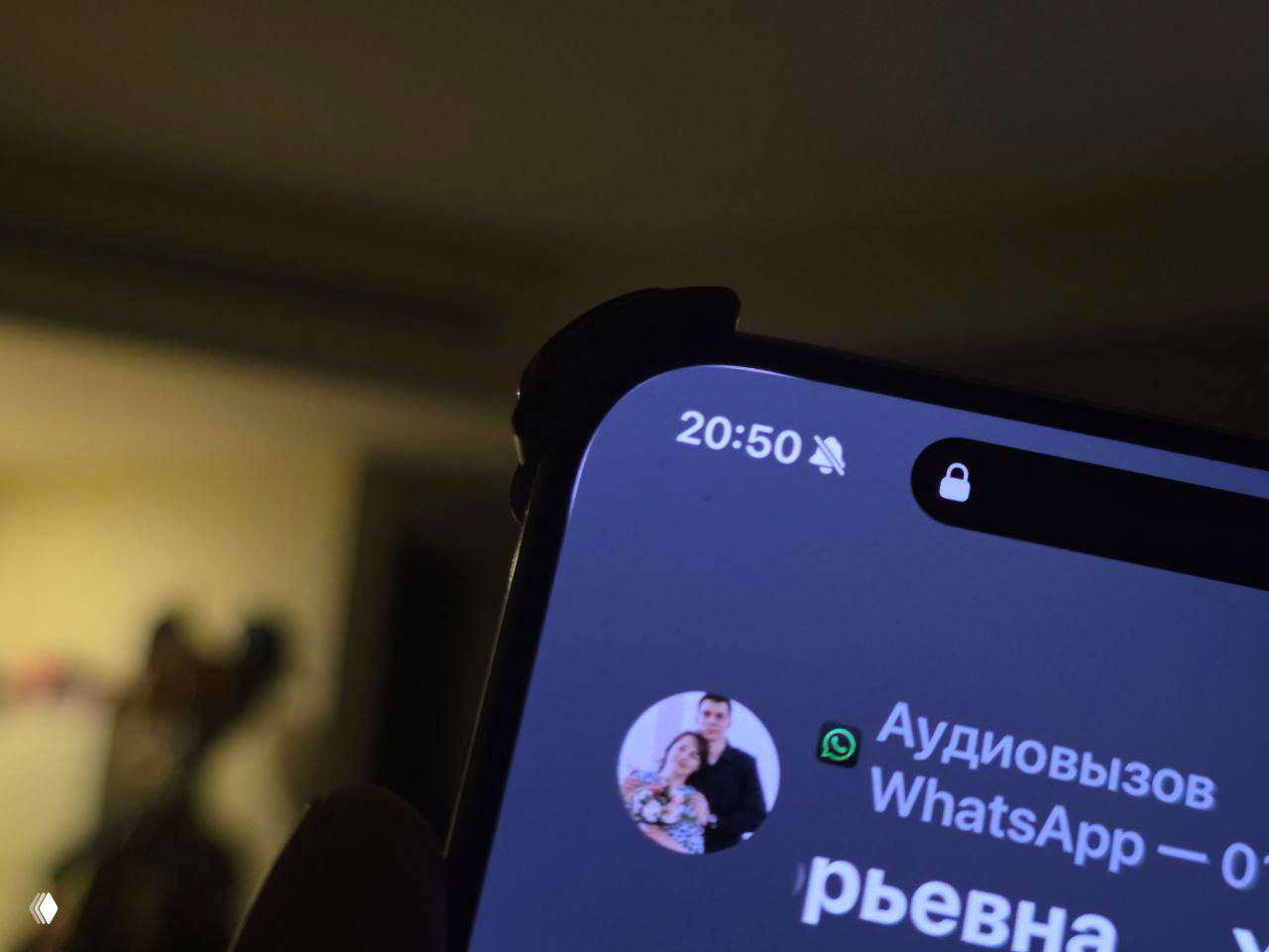 Крупный план верхнего угла экрана смартфона с вырезом: видно закруглённый UI в iOS 26 и белую заливку за радиусом экрана, визуальный артефакт.