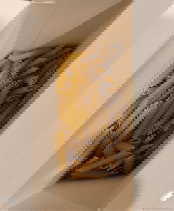 Вид внутрь коробки: пенне лежит тонким слоем внизу, большая часть коробки остаётся пустой под плёнкой, демонстрация шринкфляции.