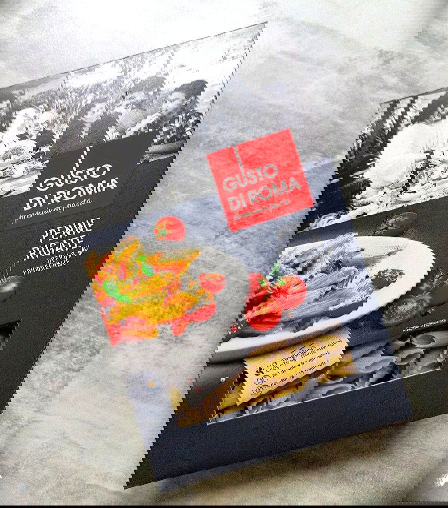 Коробка макарон с прозрачным окошком (бренд GUSTO DI ROMA): видна примерно треть продукта, остальной объём заполнен воздухом.