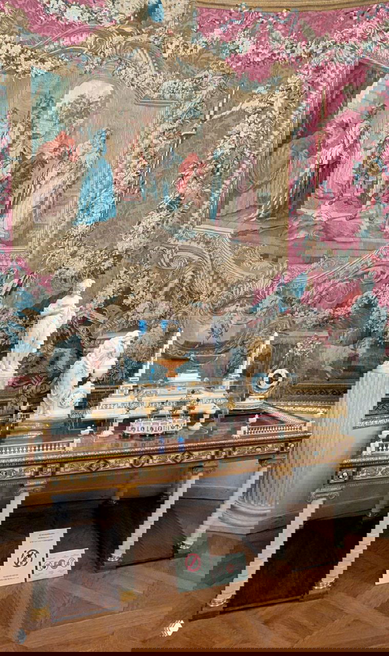 Ковровый кабинет с богато украшенным столом и гобеленом на стене: интерьерная деталь, связанная с убийством Павла I и подарками Людовика XVI.