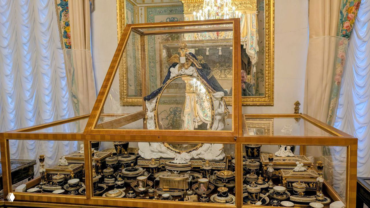Витрина с фарфоровым туалетным прибором и набором из множества предметов: уникальная коллекция из 72 предметов, приписанная к дворцу.