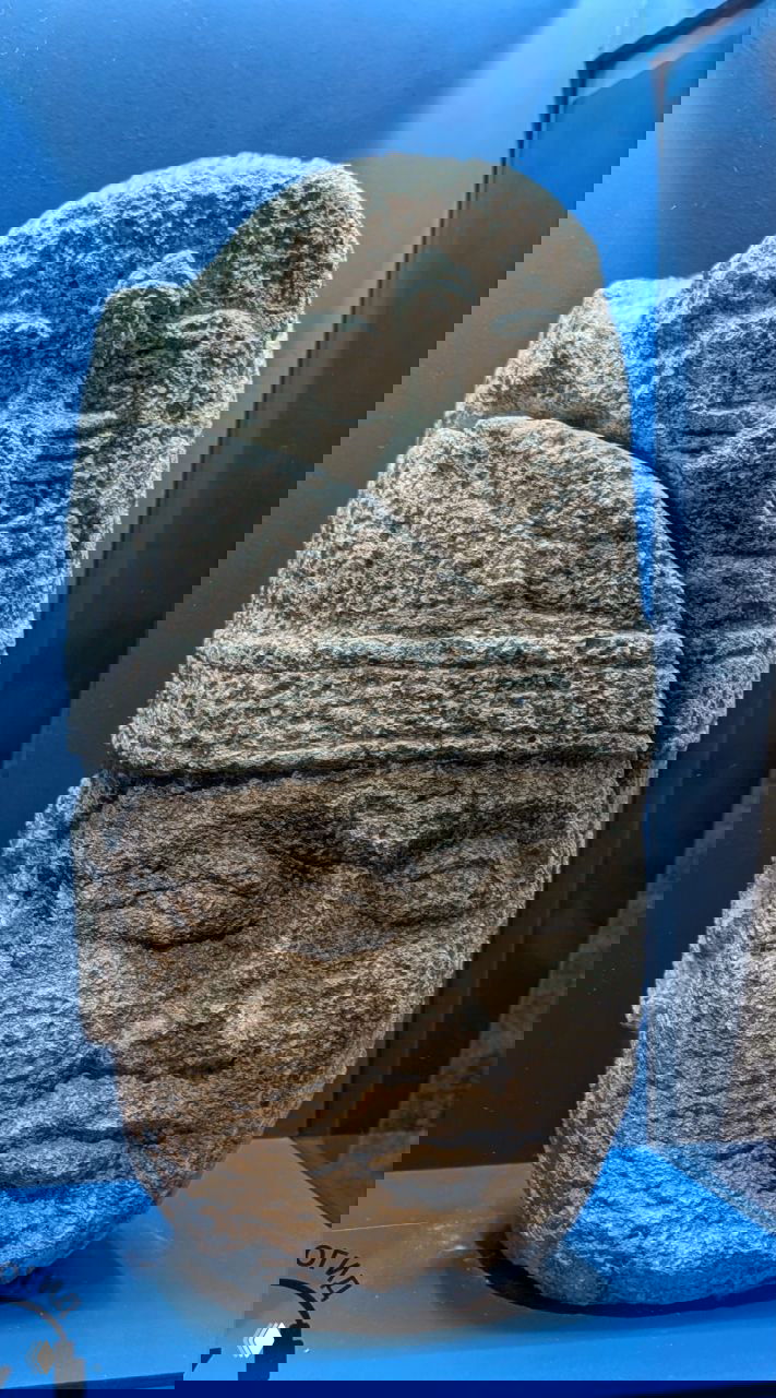 Каменная стела или фрагмент надгробия с орнаментальной резьбой и лицевым рельефом, демонстрирующая единицы каменной пластики тюркского круга.