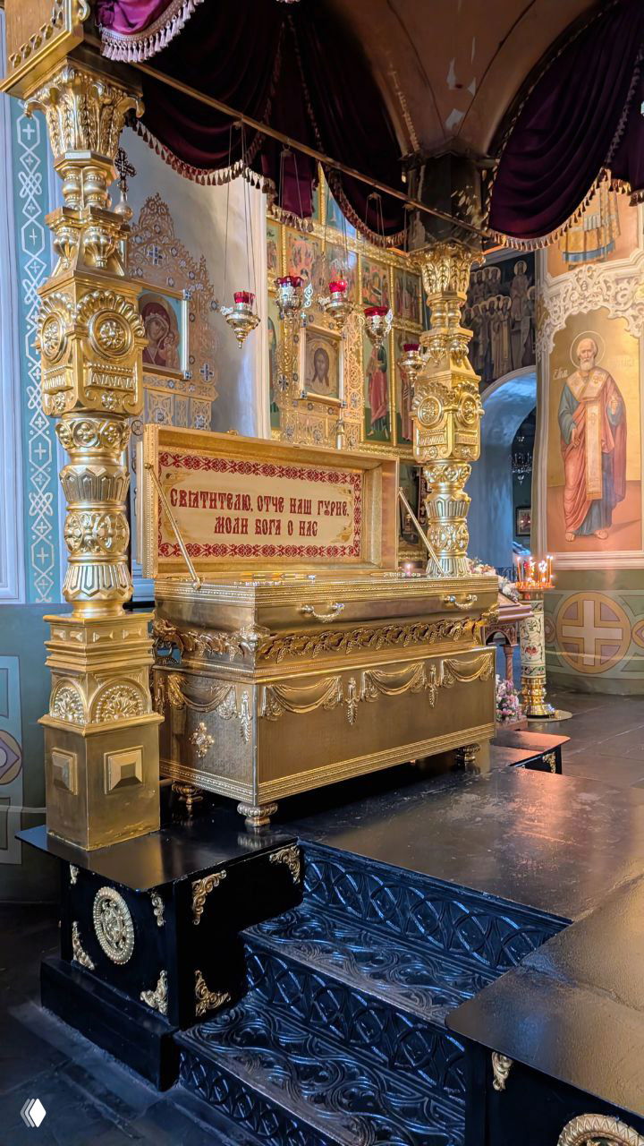 Алтарная часть Благовещенского собора: золотой реликварий, резные колонны и чинные элементы православного убранства вблизи.