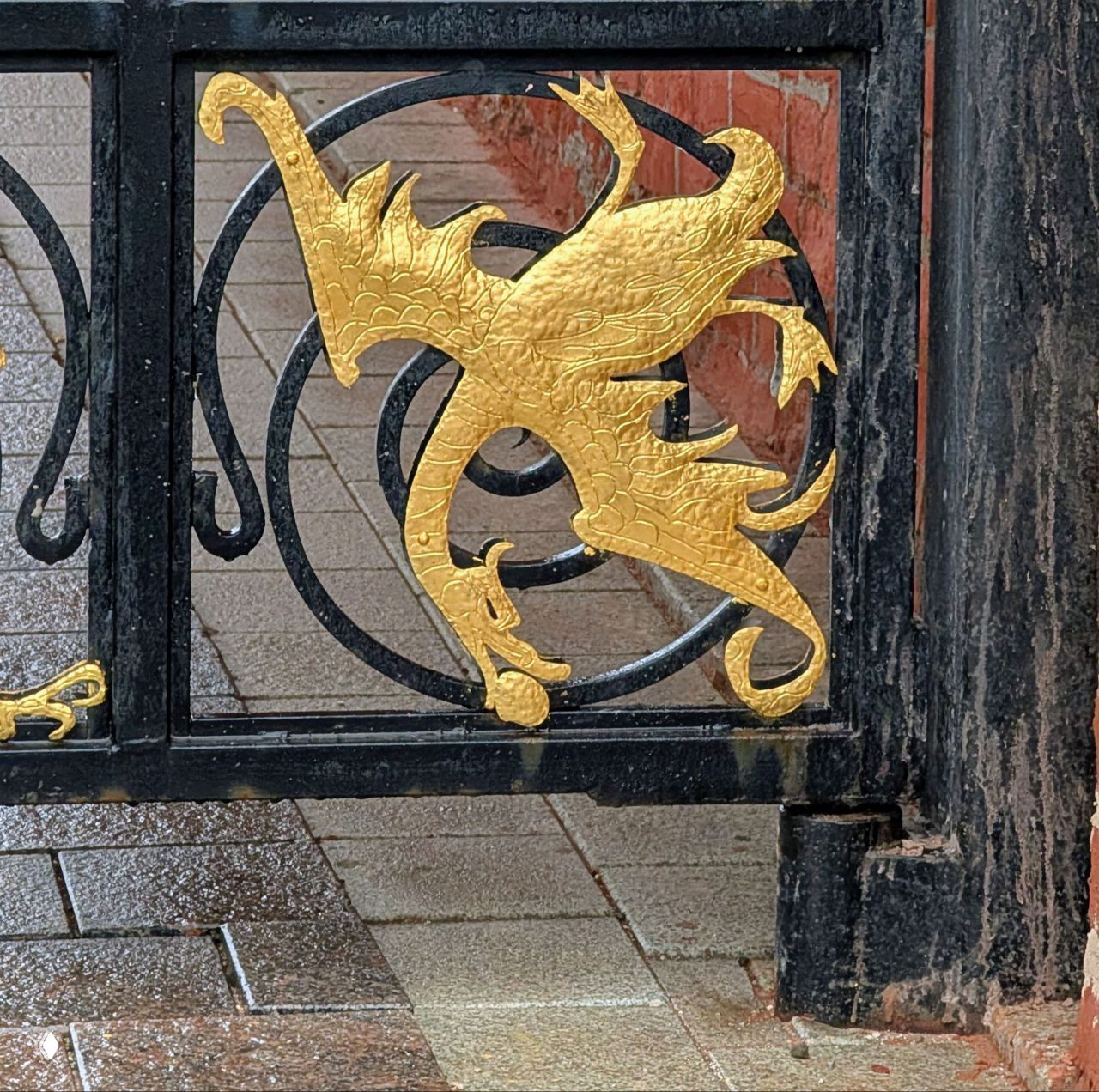 Деталь чёрной решётки с позолоченным орнаментальным изображением утки — мотив, связанный с мифами о сотворении мира у тюркских народов.