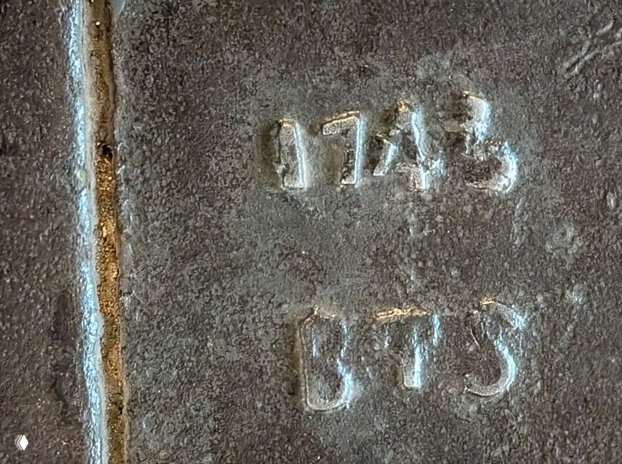 Крупный план чугунной плиты с отпечатком клейма «1743 ВТЗ», заметный на поверхности пола Благовещенского собора, свидетель истории.