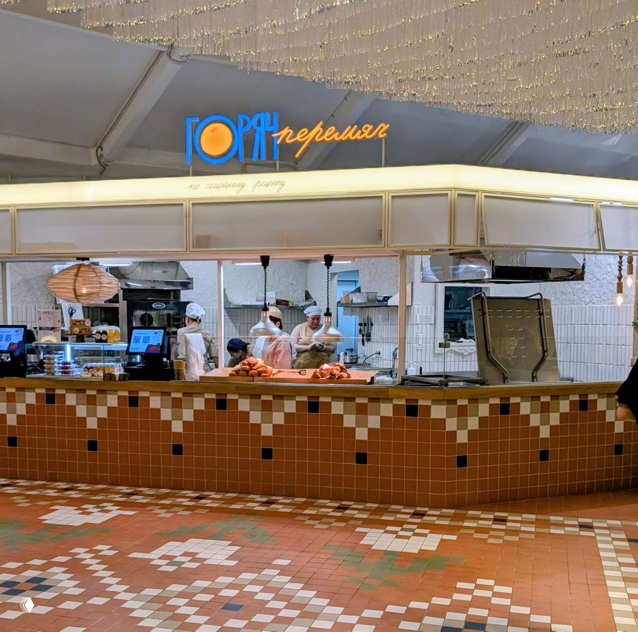 Кулинарный прилавок «Горяч перемяч» с поварами и выпечкой на фудкорте — место продажи перемячей в Казани.