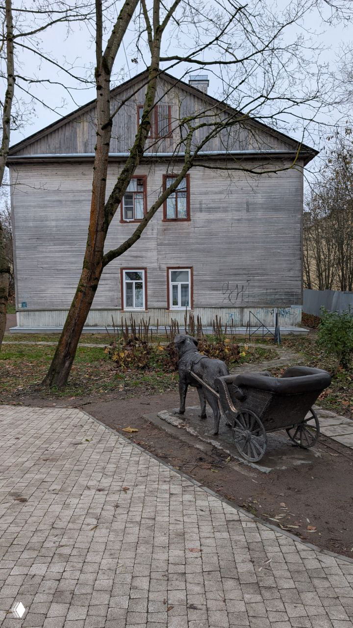 Скульптурная композиция с собакой Сапсаном, тянущей небольшой экипаж; расположена рядом с жилым домом в Гатчине, часть литературного ансамбля.