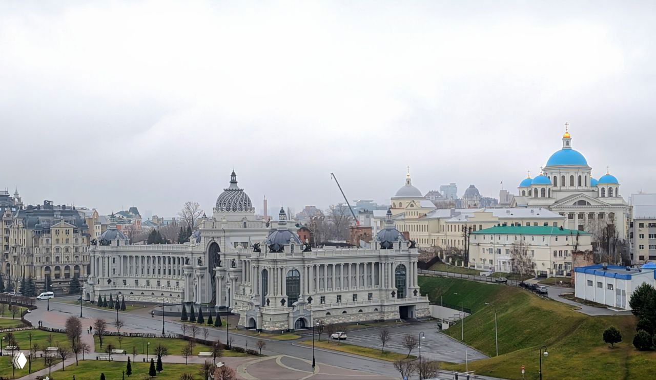 Купол и верхняя часть одного из фасадов Дворца земледельцев с ангелоподобными скульптурами и насыщенной контровой подсветкой.