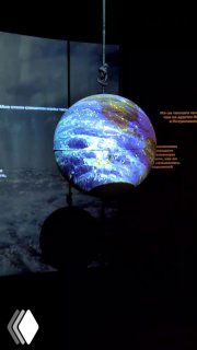 Подвешенный светящийся глобус в затемнённой части экспозиции — инсталляция, демонстрирующая географические представления и диорамы.