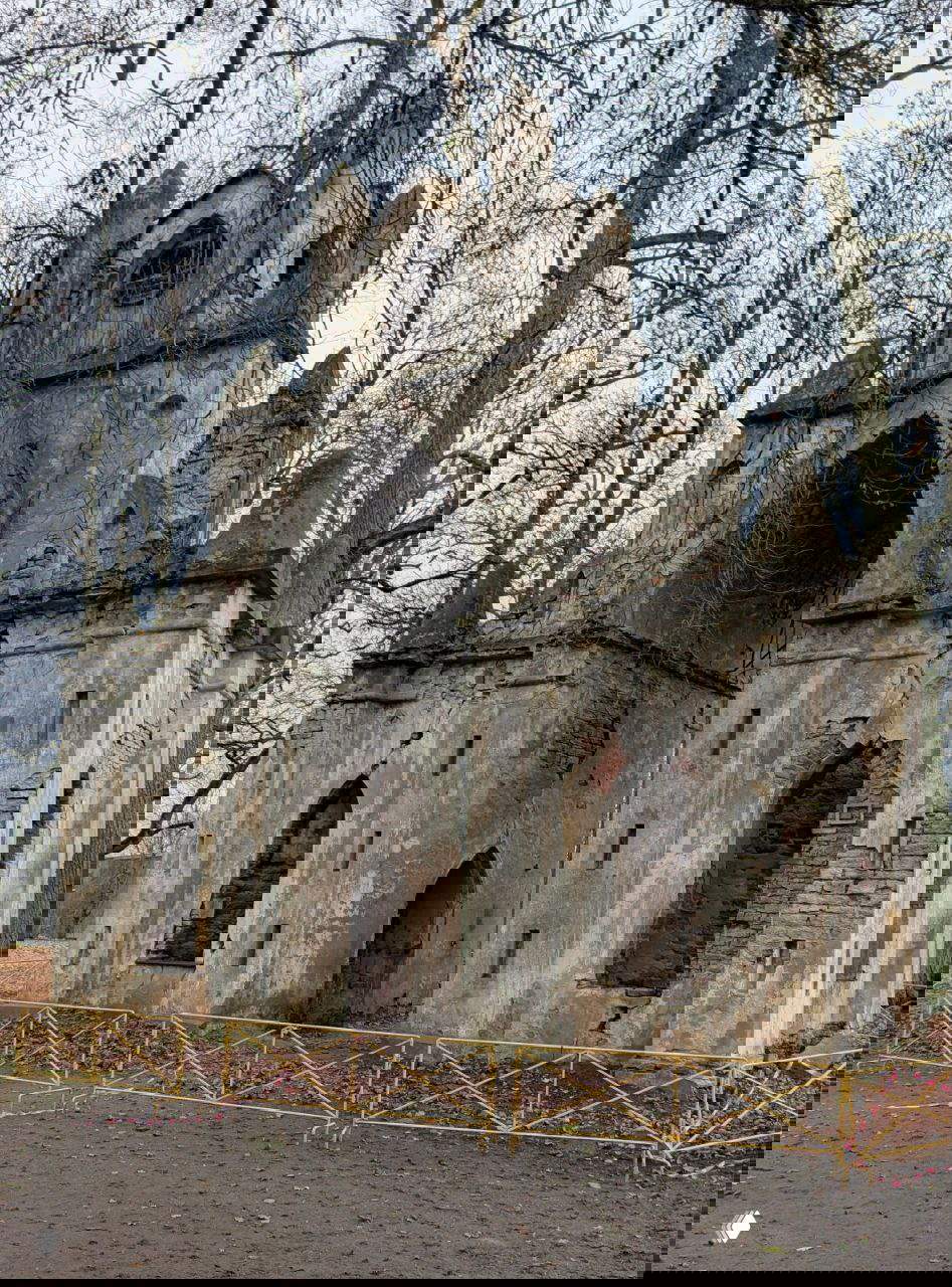 Руины в готическом стиле — одна из павильонных построек парка Тайцы с обрушившимися стенами и следами времени.