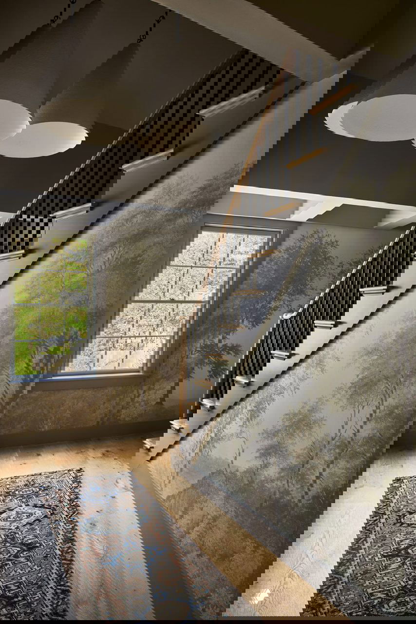 Прихожая с деревянной лестницей, настенной росписью деревьев, узким ковровым дорожком и тёплым древесным полом в доме на Нантакете.