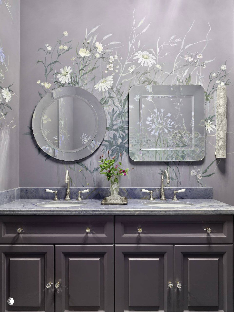 Санузел или туалет с цветочным ручной росписью на светлой стене над двойной раковиной, зеркала разной формы добавляют декоративный акцент.