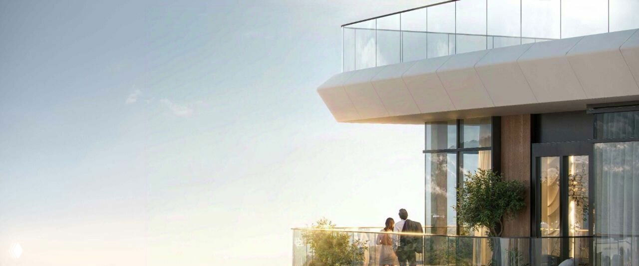 Балкон современного апарт-комплекса с видом на морской горизонт и стеклянными ограждениями в новом жилом проекте Ялты