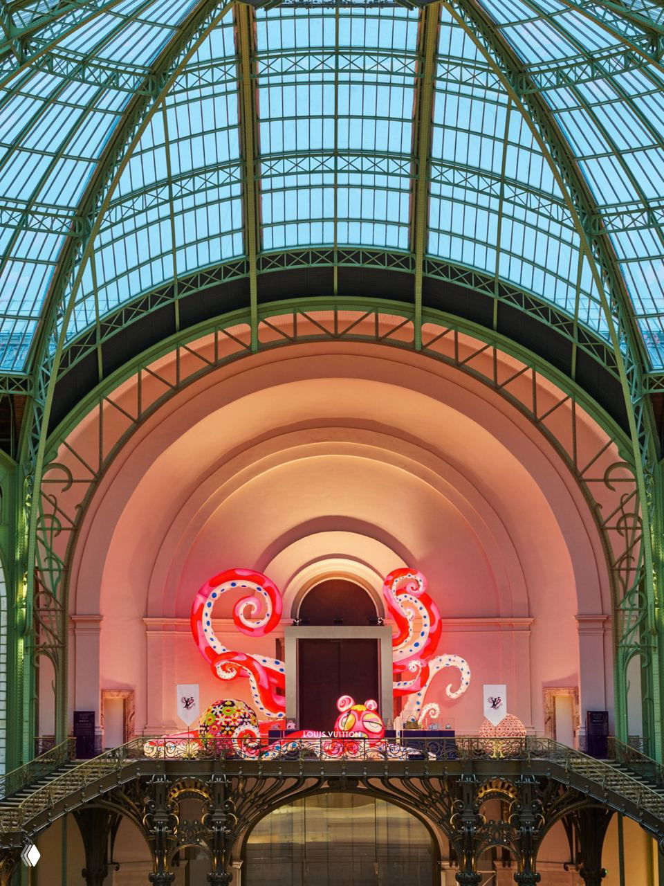 Панорамный вид интерьерного купола Grand Palais: на переднем плане украшенная щупальцами экспозиция Louis Vuitton x Takashi Murakami на синем ковре.