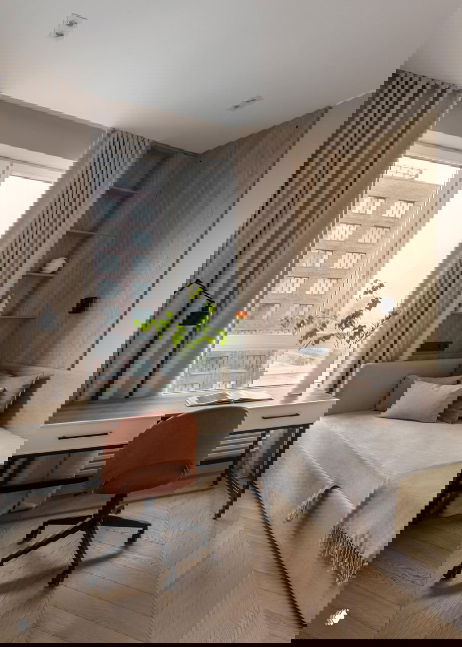 Рабочая зона у окна: стол, офисное кресло и диван-кровать рядом; паркет «ёлочкой» и функциональная компактная планировка 60 м² в Москве.