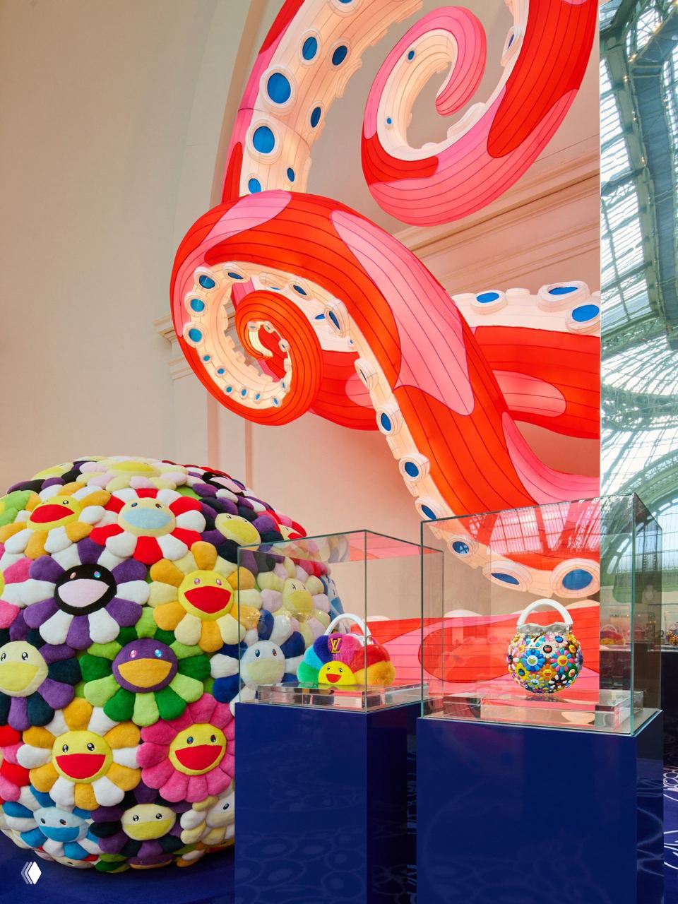 Фрагмент щупальца инсталляции: закрученный рожок с белыми кольцами‑«присосками», выразительной красно‑розовой раскраской и текстурой надувного материала.